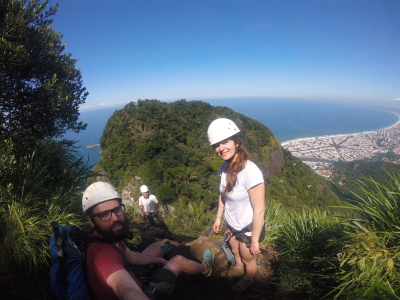 Abseilen auf der Wanderung zum Pedra da Gávea Gesicherter Abstieg mit Sicherheitsausrüstung an der Pedra da Gávea