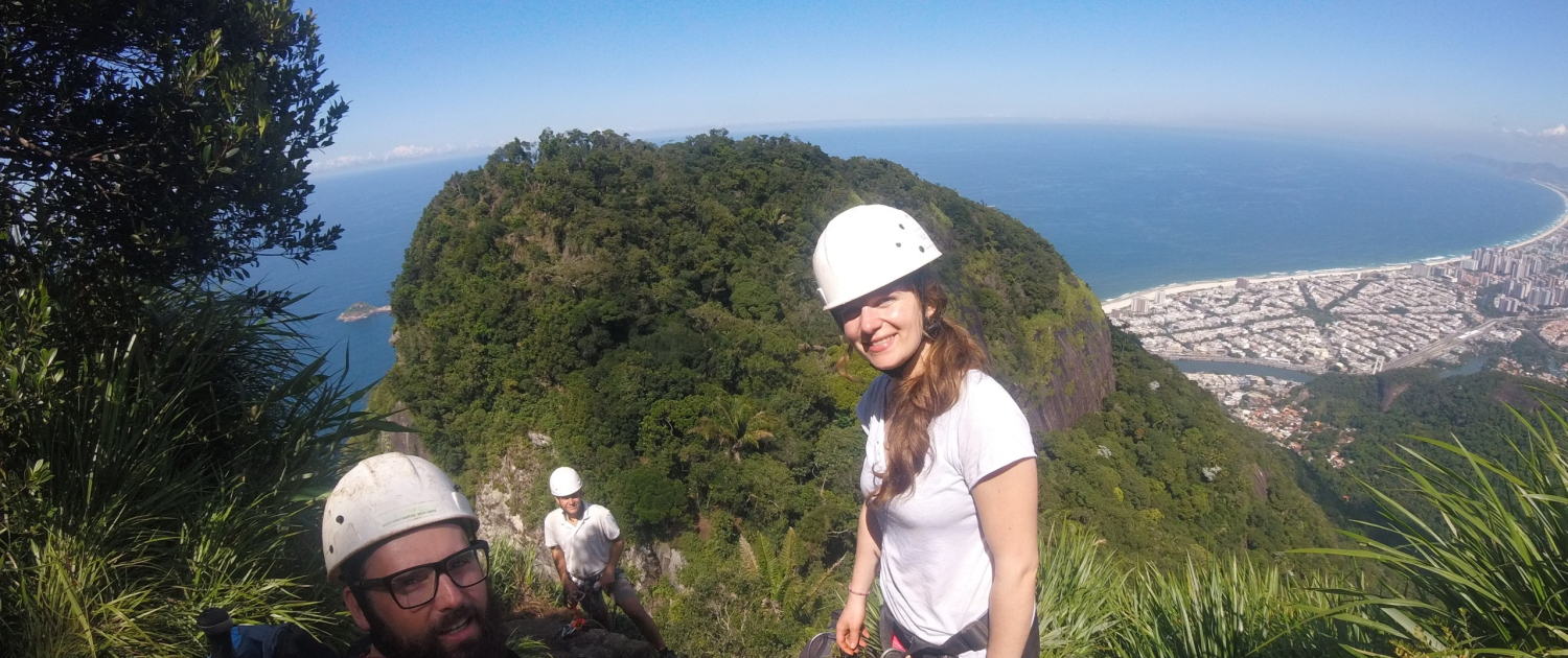 Rappel sur la randonnée de la Pedra da Gávea Descente assistée avec équipement de sécurité sur la Pedra da Gávea