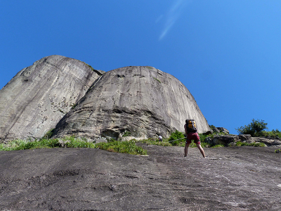 Rappel sur la randonnée de la Pedra da Gávea Passage en rappel assisté sur la Pedra da Gávea