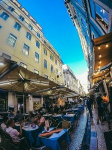 praça em Lisbõa- Cultura europeia do café e do terraço