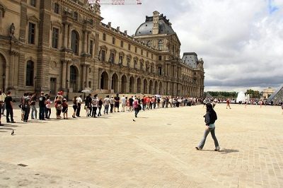 O museu Louvre- como prevenir overtourism